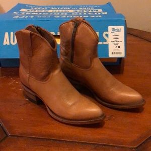 BRAND NEW Women Alvie’s shorty boot 7